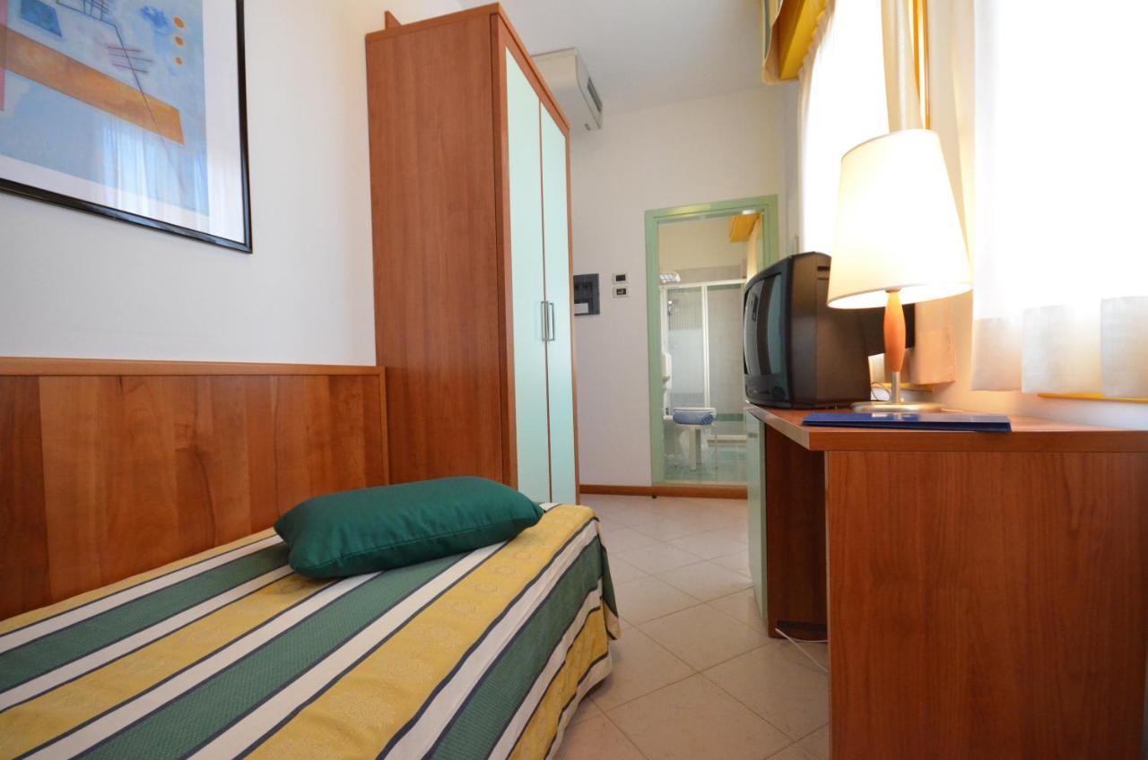 Hotel Luna Бибионе Экстерьер фото
